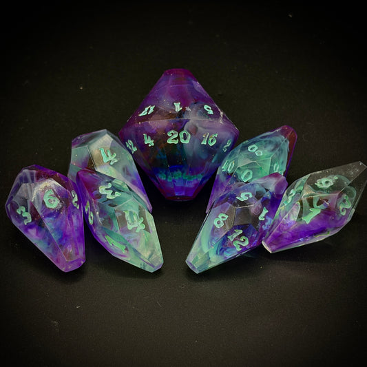 Fae-Queens Portal (7 piece coffin style hand made dice set)